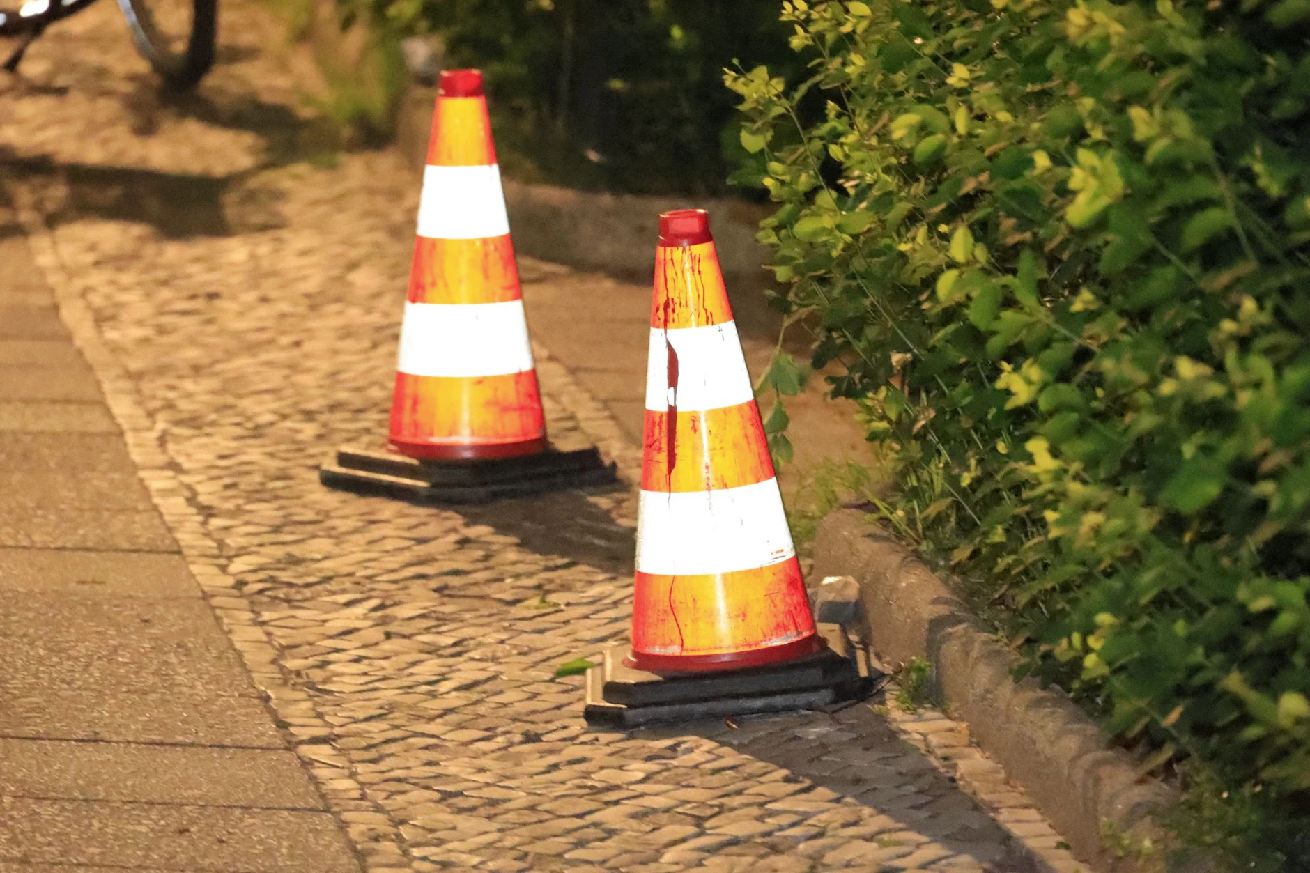 Am Tatort sind offenbar blutverschmierte Verkehrshütchen zu sehen.