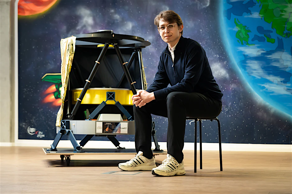 Startup-Gründer Sven Przywarra von LiveEO vor dem Modell einer von seinem Unternehmen entwickelten Satellitenkamera.