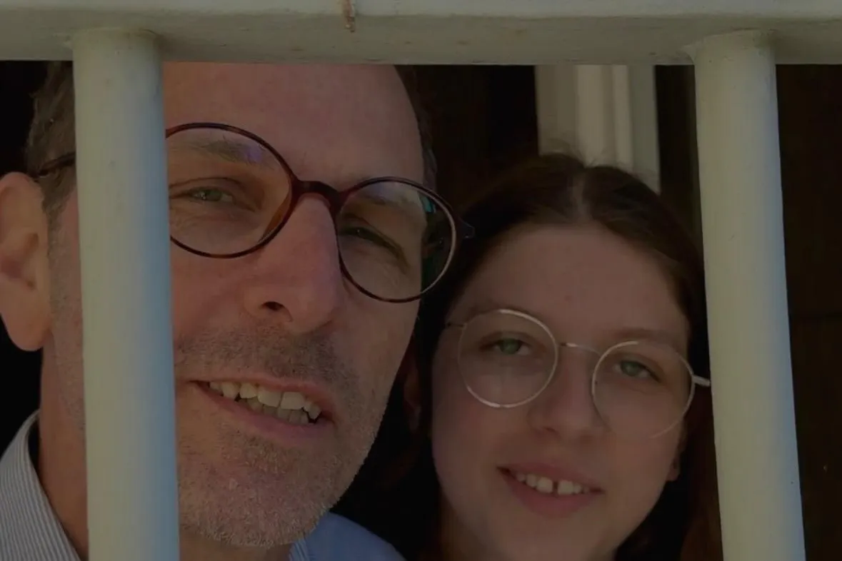 Dominik und Linnea Koch hinter Gittern.