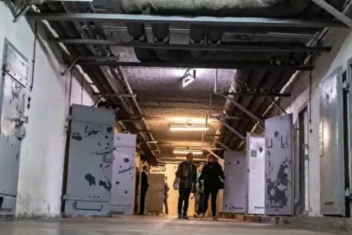 Bei einer Führung im Stasi-Gefängnis in Hohenschönhausen wurde eine Gruppe Besucher eingesperrt.