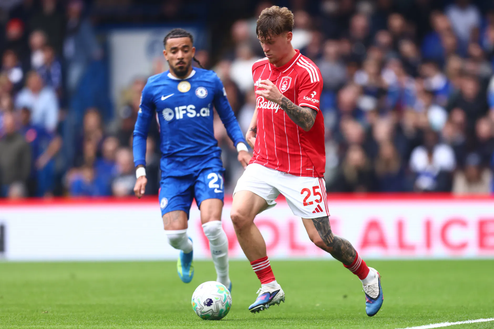 Der gebürtige Berliner Luca Netz (r.) feierte sein Startelfdebüt für Nottingham Forest.
