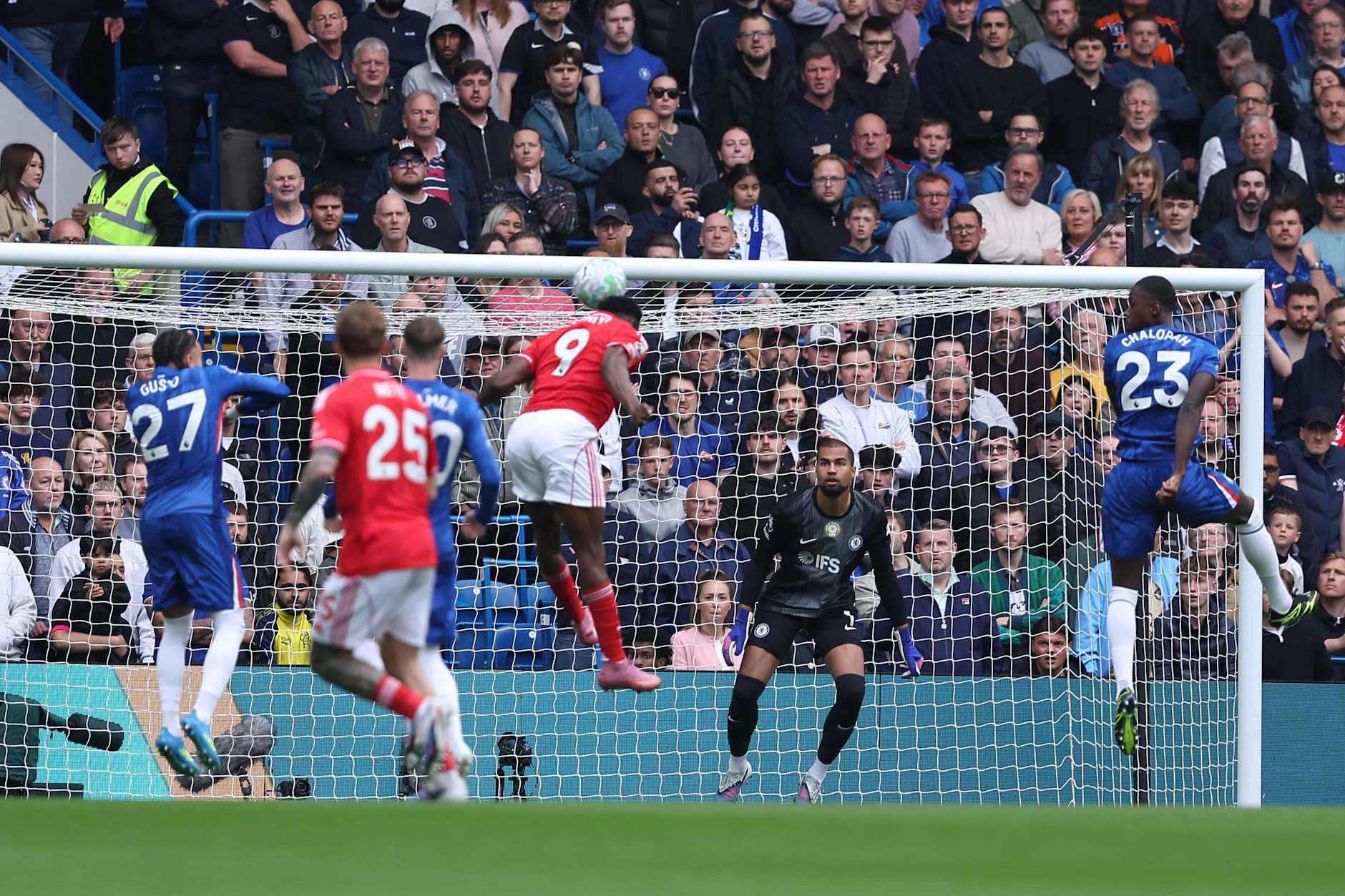 Taiwo Awoniyi (Nr. 9) steht in der Luft, köpft für Nottingham das 1:0 beim FC Chelsea.