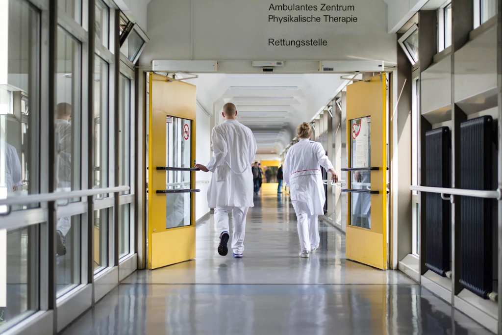 Ärzte laufen durch einen Flur zur Rettungsstelle eines Berliner Krankenhauses.