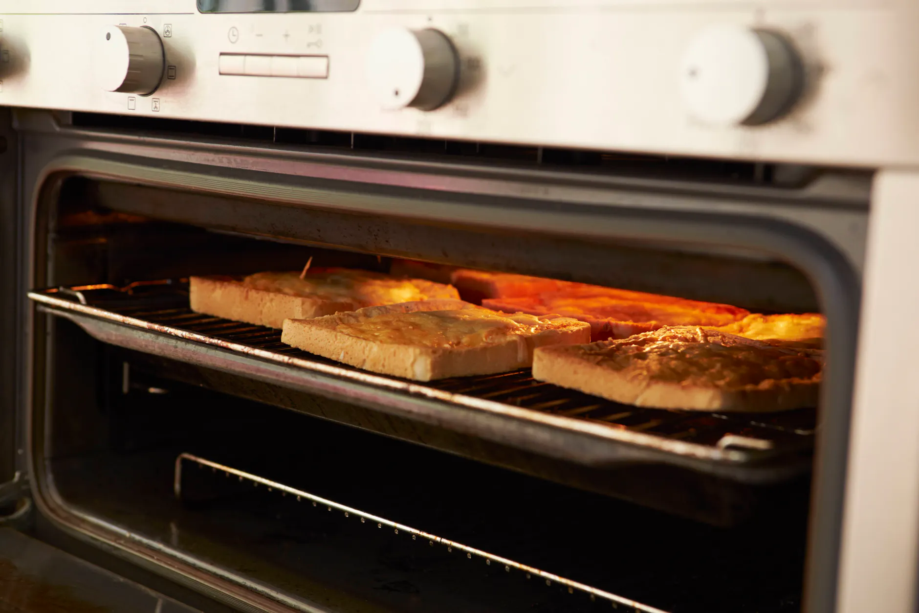 Die Capri-Schnitte wird zum Schluss im Backofen mit Käse überbacken.