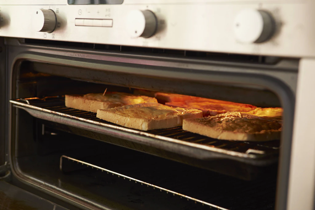Die Capri-Schnitte wird zum Schluss im Backofen mit Käse überbacken.