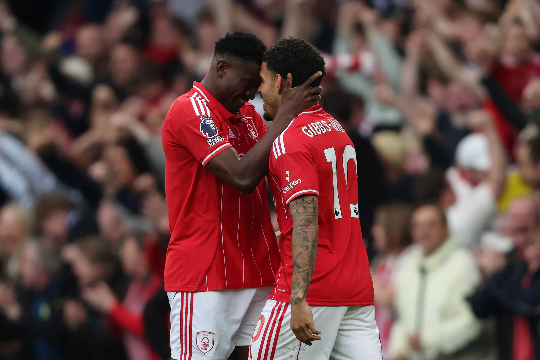 Taiwo Awoniyi (l.) feiert einen Treffer für Nottingham mit Teamkollege Morgan Gibbs-White.