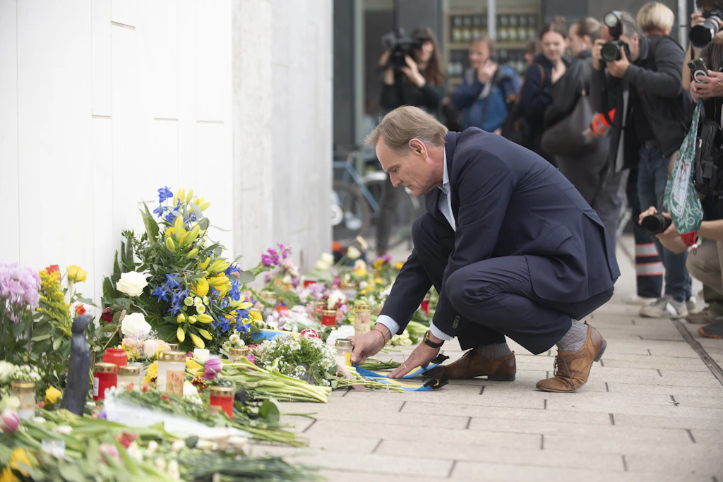 Der Leipziger Oberbürgermeister Burkhard Jung gedenkt den Opfern mit einer Kerze.