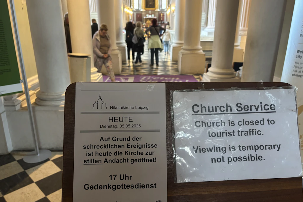 Die Nikolaikirche in der Leipziger Innenstadt ist am Dienstag zur stillen Andacht geöffnet.