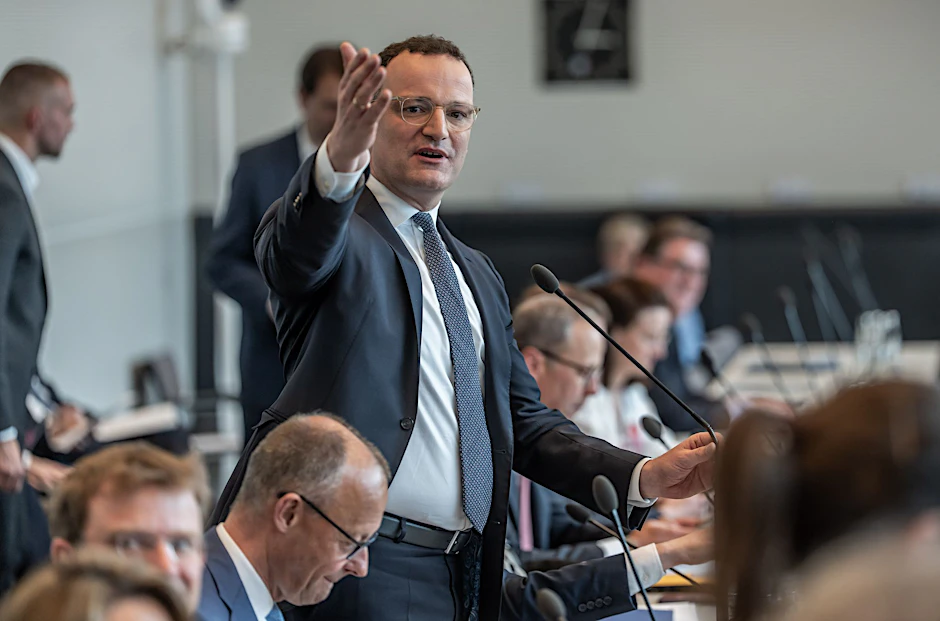 Mit 86,5 Prozent der Stimmen ist Jens Spahn im Amt des Fraktionsvorsitzenden von CDU und CSU bestätigt worden.