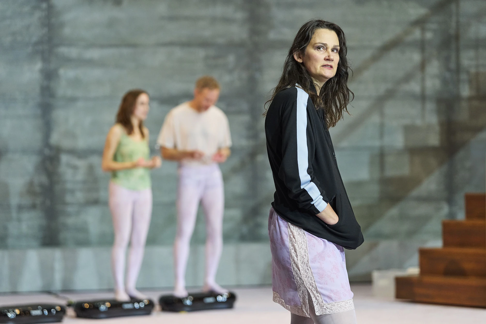 „Die Glasmenagerie“ aus Basel beim Theatertreffen. Szene mit Hilke Altefrohne als Amanda mit ihren Kindern Laura und Tom (Antoinette Ullrich und Jan Bluthardt)