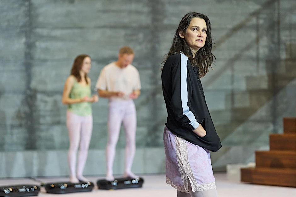 „Die Glasmenagerie“ aus Basel beim Theatertreffen. Szene mit Hilke Altefrohne als Amanda mit ihren Kindern Laura und Tom (Antoinette Ullrich und Jan Bluthardt)