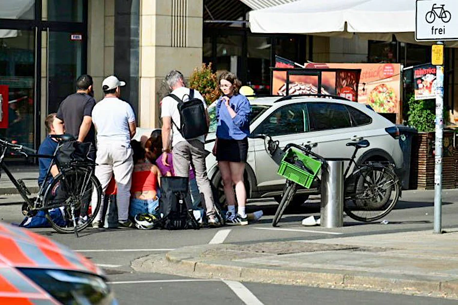 Passanten kümmern sich nach der Amokfahrt in Leipzig um Verletzte auf der Straße – zwei Menschen überlebten die Tat nicht.