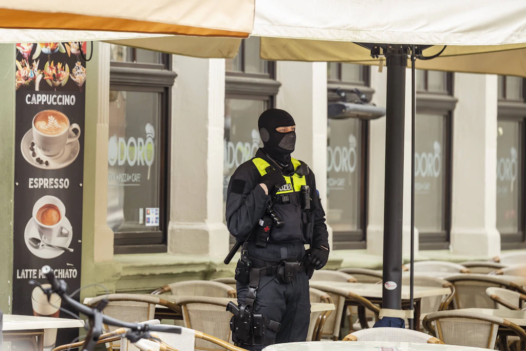 Neben Erfurt kam es auch in Weimar zur Durchsuchung eines italienischen Restaurants durch Beamte des Zolls und des Bundeskriminalamts.