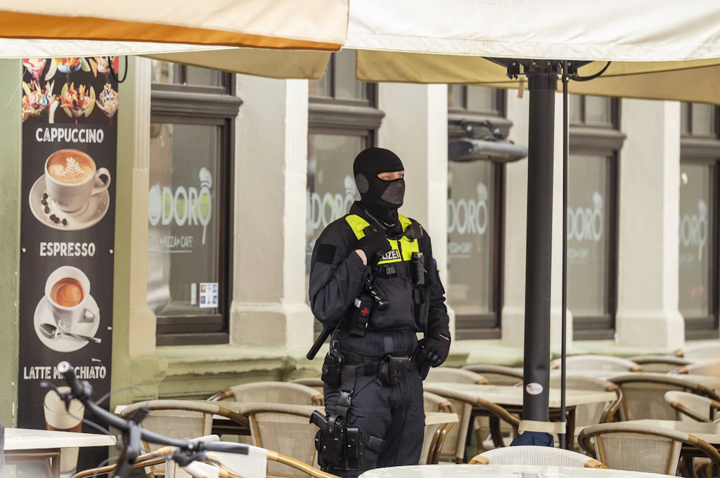 Razzien in Erfurt und Weimar: Vermummte Polizisten kontrollieren italienische Gastronomen