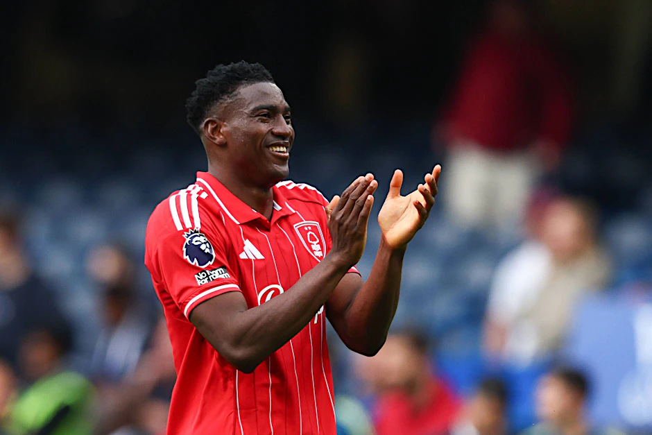 Taiwo Awoniyi traf beim 3:1-Auswärtssieg von Nottingham Forest an der Stamford Bridge doppelt.