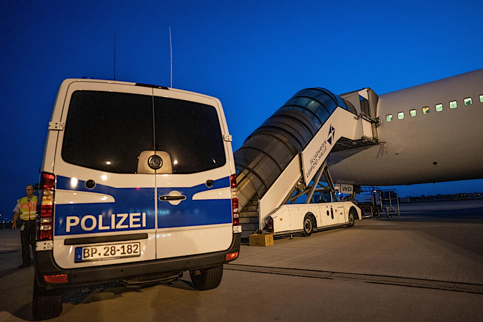Abschiebung von abgelehnten Asylbewerbern nach Afghanistan mit einem Sonderflug