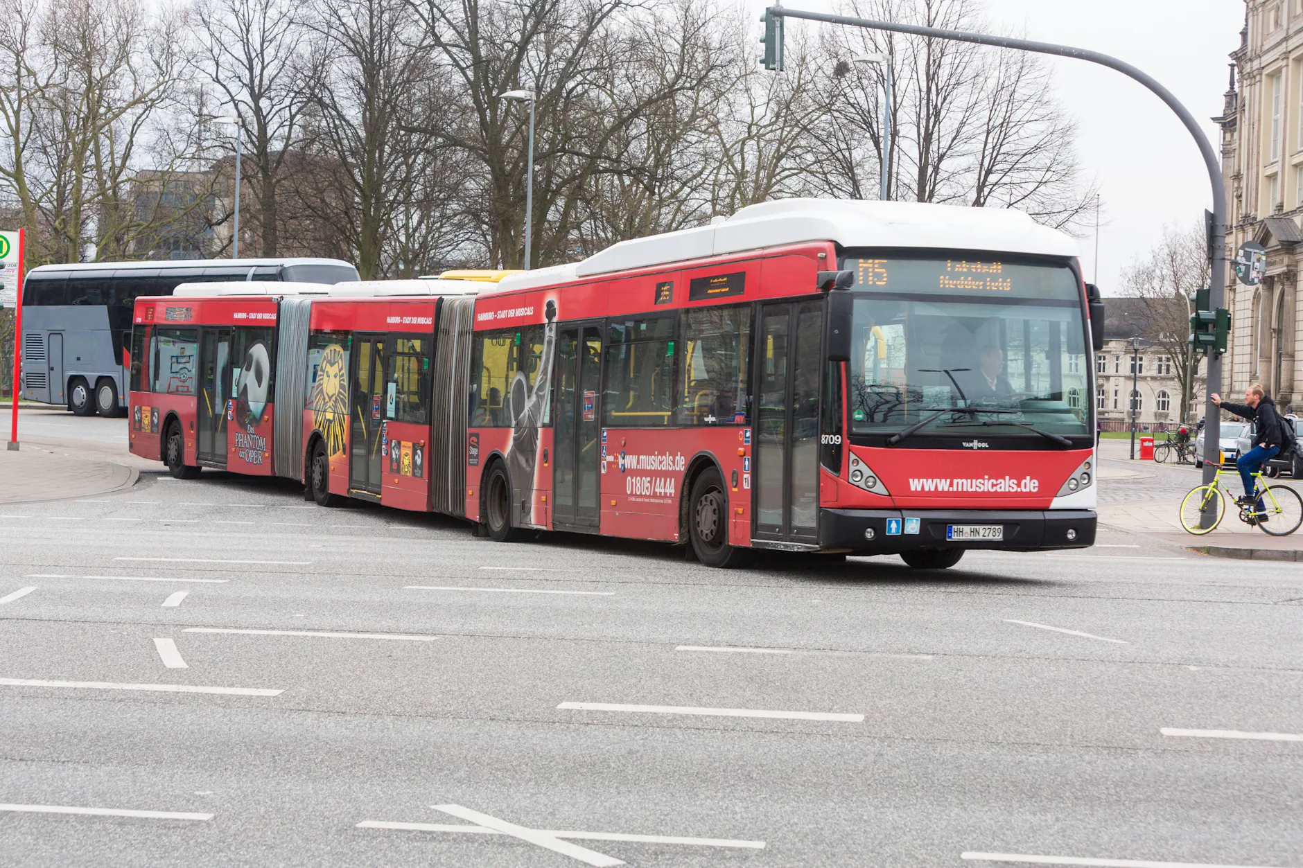 Archivbild von 2015: In Hamburg gab es die Doppelgelenkbusse bereits, doch sie wurden wieder abgeschafft.