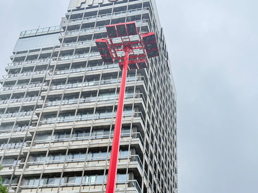 Eine der beiden übergroßen Straßenlaternen an der Otto-Braun-Straße/Alexanderstraße. Sie sollen 2028 abgebaut werden.