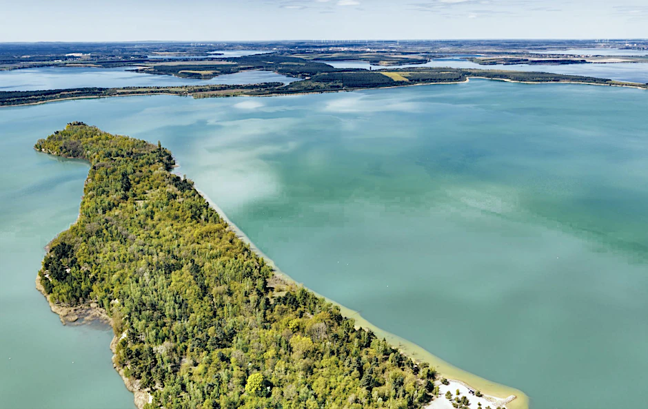 Blick auf den Partwitzer See (vorn), den Geierswalder See (links hinten) und den Sedlitzer See. Mit der Eröffnung des schiffbaren Seenverbundes am 29. Juni 2026 wachsen fünf große Seen erstmals zu einem zusammenhängenden Wasserrevier im Lausitzer Seenland zusammen.