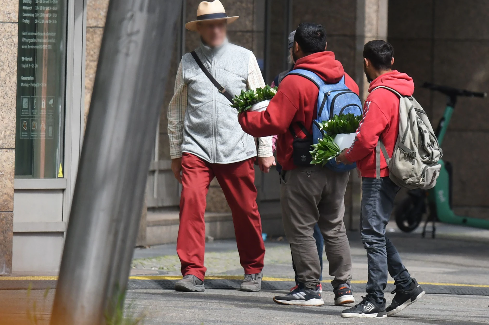 Auf den Spuren der Maiglöckchen-Dealer. Alle Jahre wieder im Mai bieten osteuropäische Händler Maiglöckchen an.