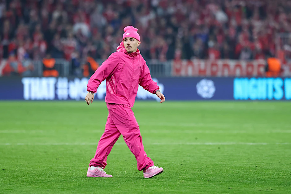 Sieht Rot für Pink: Lennart Karl im Justin-Bieber-Look