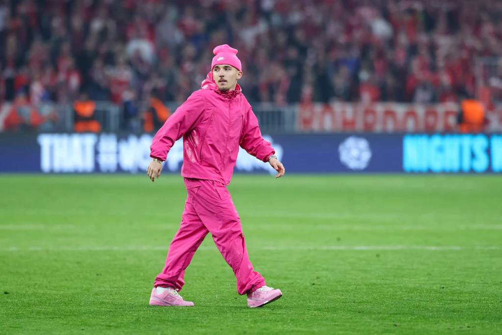 Sieht Rot für Pink: Lennart Karl im Justin-Bieber-Look