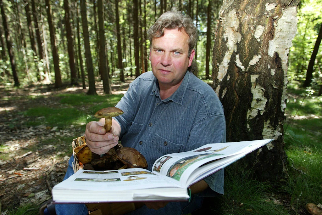 Uwe Hoffmann, Pilzberater für das Mansfelder Land, kontrolliert anhand eines Fachbuches die Genießbarkeit eines im Wald gefundenen Pilzes. Auch der Kreis Sonneberg sucht nun Pilzberater.
