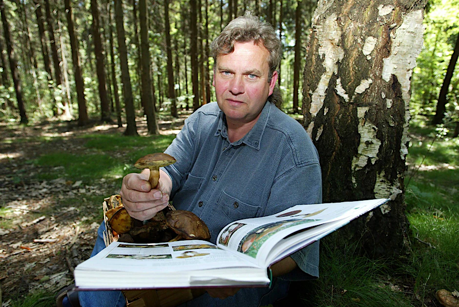 Uwe Hoffmann, Pilzberater für das Mansfelder Land, kontrolliert anhand eines Fachbuches die Genießbarkeit eines im Wald gefundenen Pilzes. Auch der Kreis Sonneberg sucht nun Pilzberater.