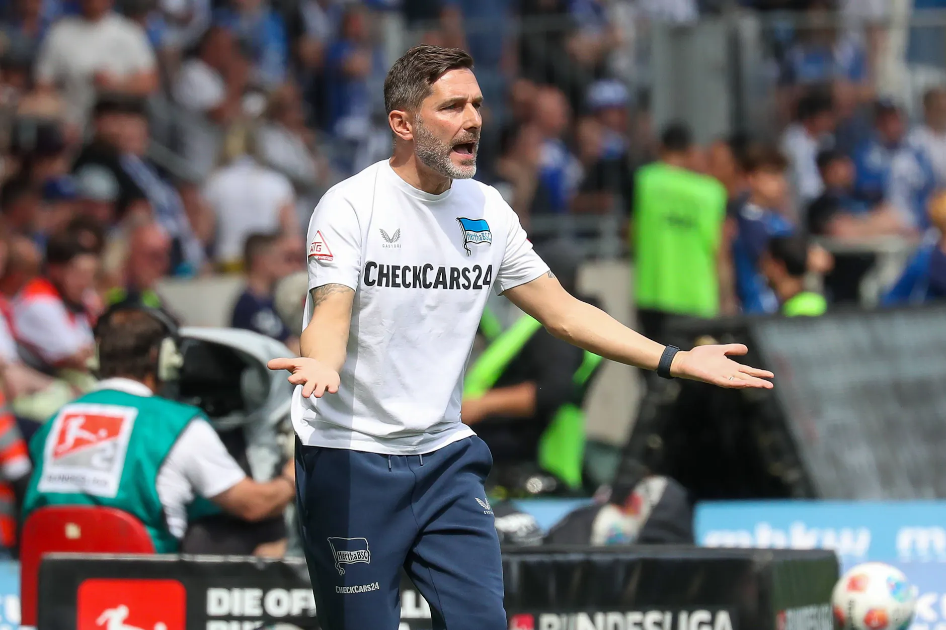 Nächster Rückschlag für Hertha und Trainer Stefan Leitl: Hauptsponsor CheckCars24 zahlt wohl nicht mehr.