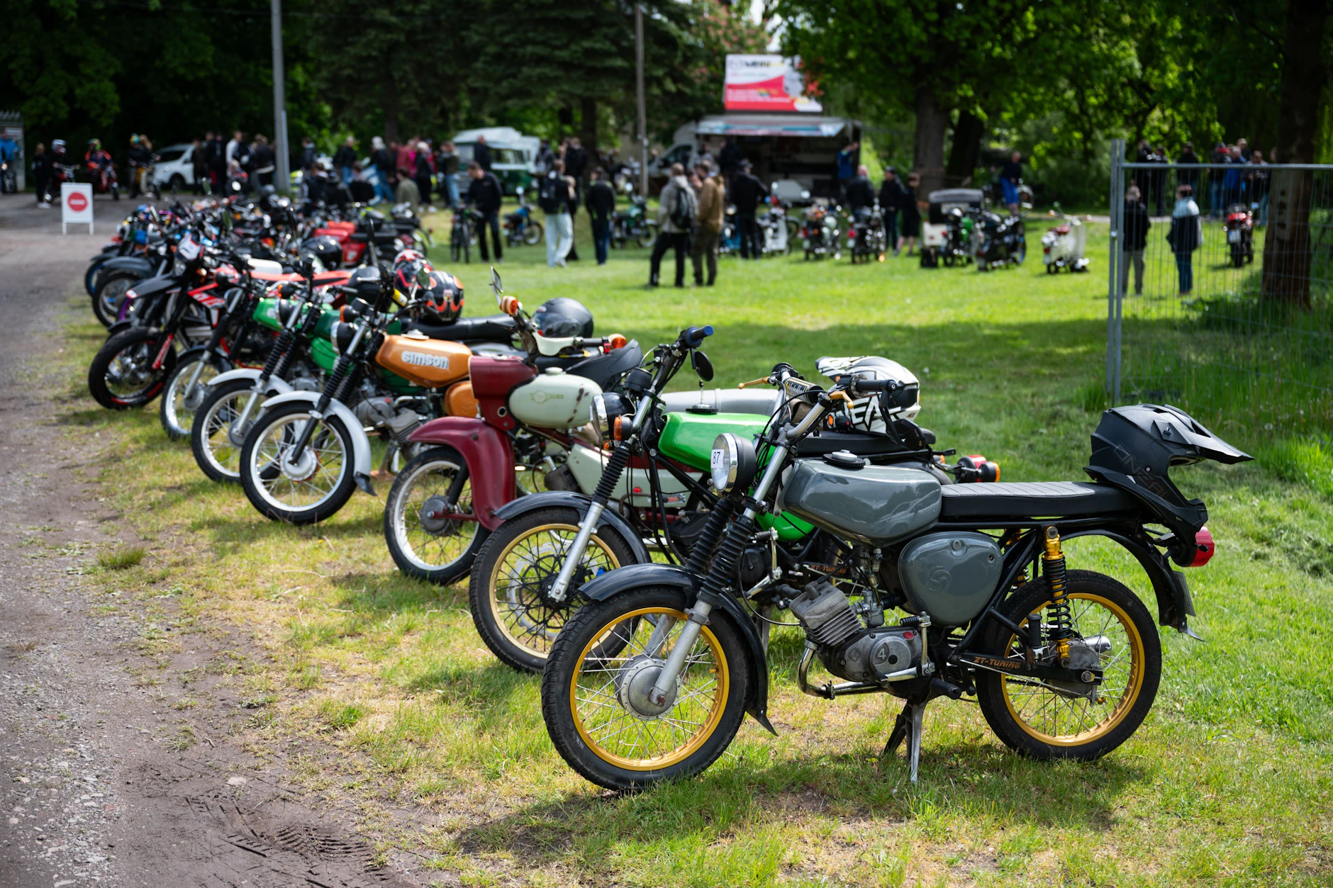 Verschiedene Simsons 2025 bei einem Simson-Treffen am Sachsenring.