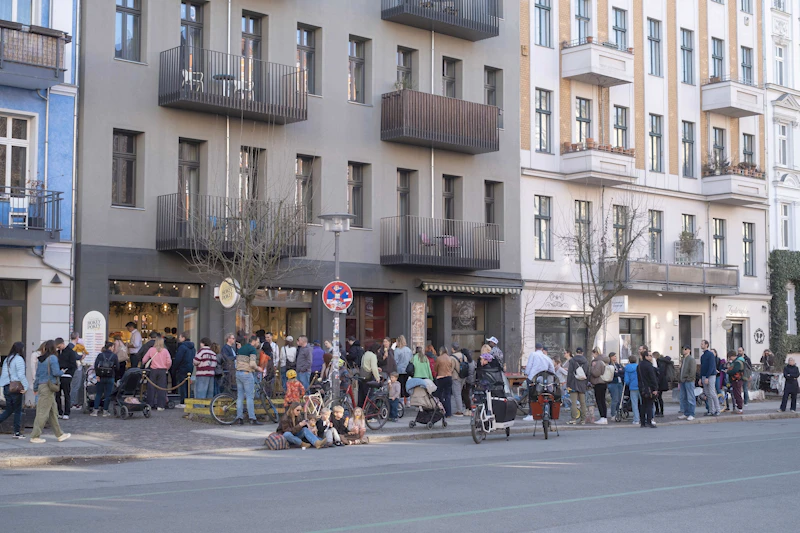 Die Schlange ist das Produkt: Warum Berlin sich für jeden Hype anstellt