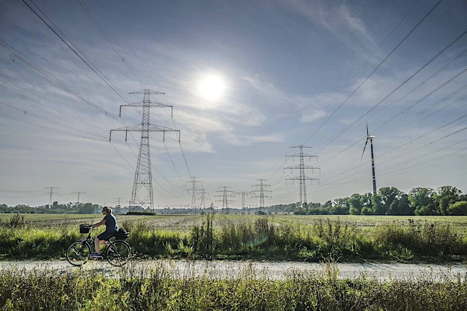 Stromleitungen bei Wartenberg. Die Infrastruktur in Berlin soll besser geschützt werden.