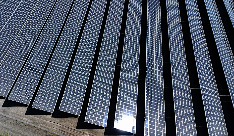 Solarparks zeigen den Boom der Photovoltaik – und den wachsenden Bedarf an Netzen und Speichern.