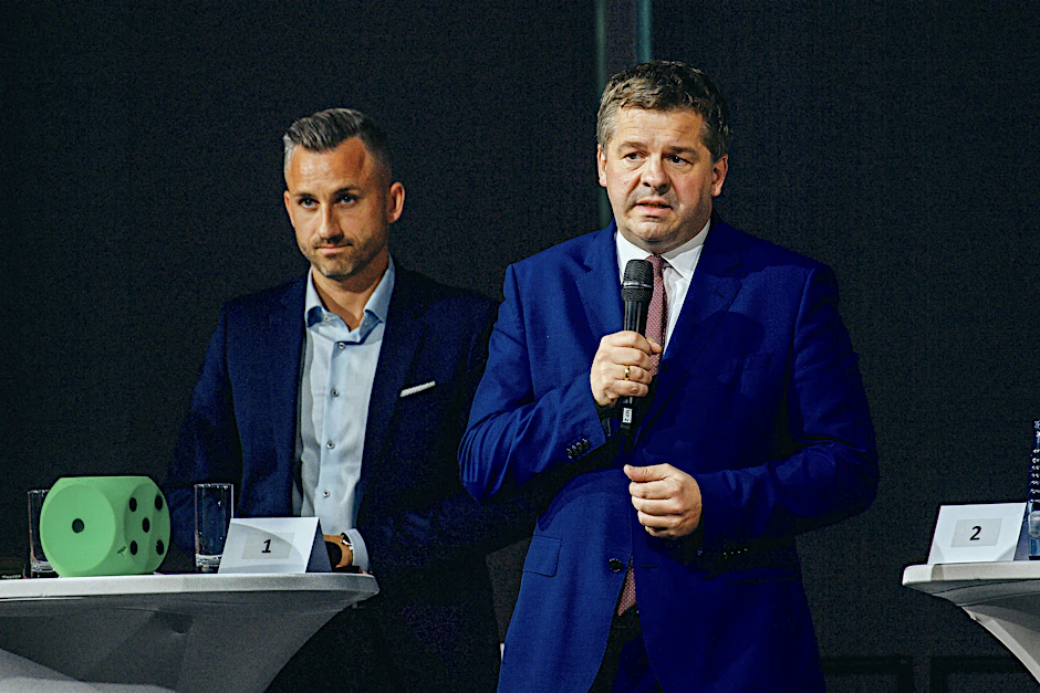 Sven Schulze (r., CDU), Ministerpräsident von Sachsen-Anhalt, neben AfD-Spitzenkandidat Ulrich Siegmund
