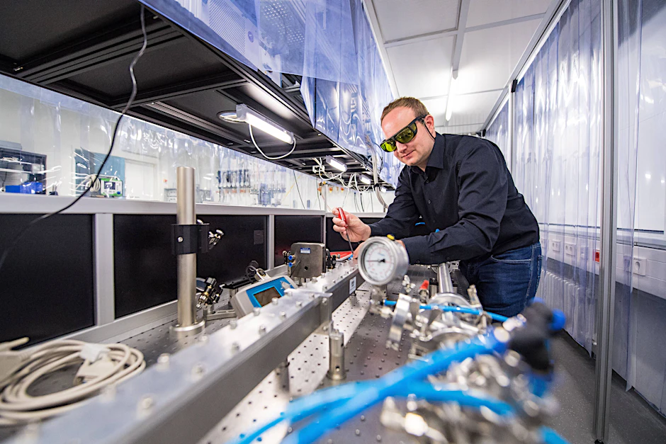 Forschungsergebnisse sollten laut Vertretern der Thüringer Photonikbranche schneller in die Wirtschaft überführt werden. (Archivbild: Physiker Arno Klänge arbeitet an einem Hohlkernfaser im Ytterbium Faserlaser-Labor im Abbe Center of Photonics)
