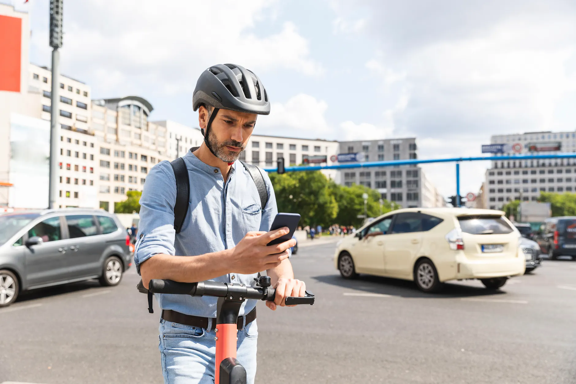 Ein seltener Anblick: ein E‑Scooter-Fahrer mit Helm. Das ist leider keine Pflicht in Berlin.