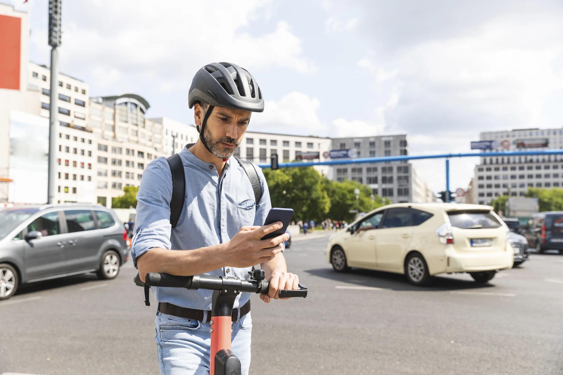 Ein seltener Anblick: ein E‑Scooter-Fahrer mit Helm. Das ist leider keine Pflicht in Berlin.