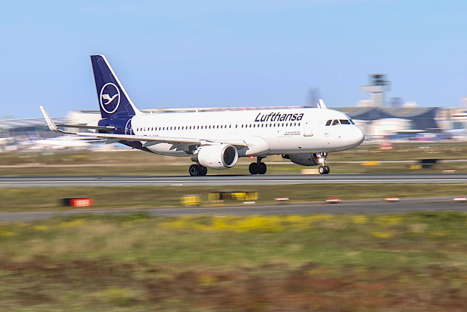 Ein Flugzeug der Lufthansa startet vom Frankfurter Flughafen.