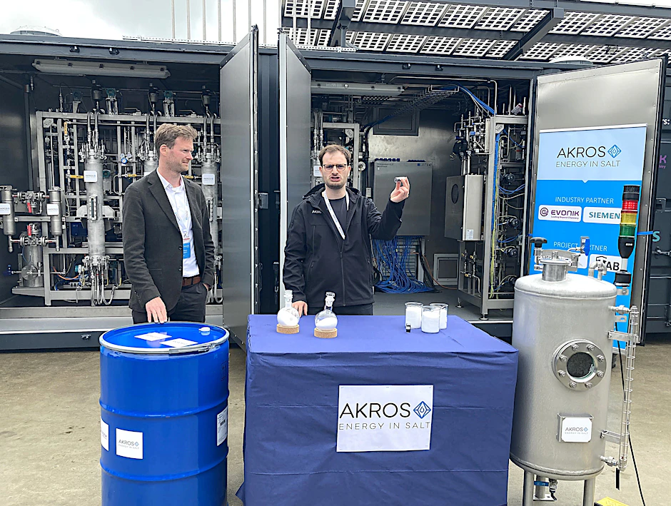 Sie leiten das Startup mit der Weltmarkt-Innovation: Jonas Massa (r.) erklärt, wie die Speicherung von Wasserstoff mithilfe von Backpulver funktioniert, links daneben CEO Johannes Emigholz.