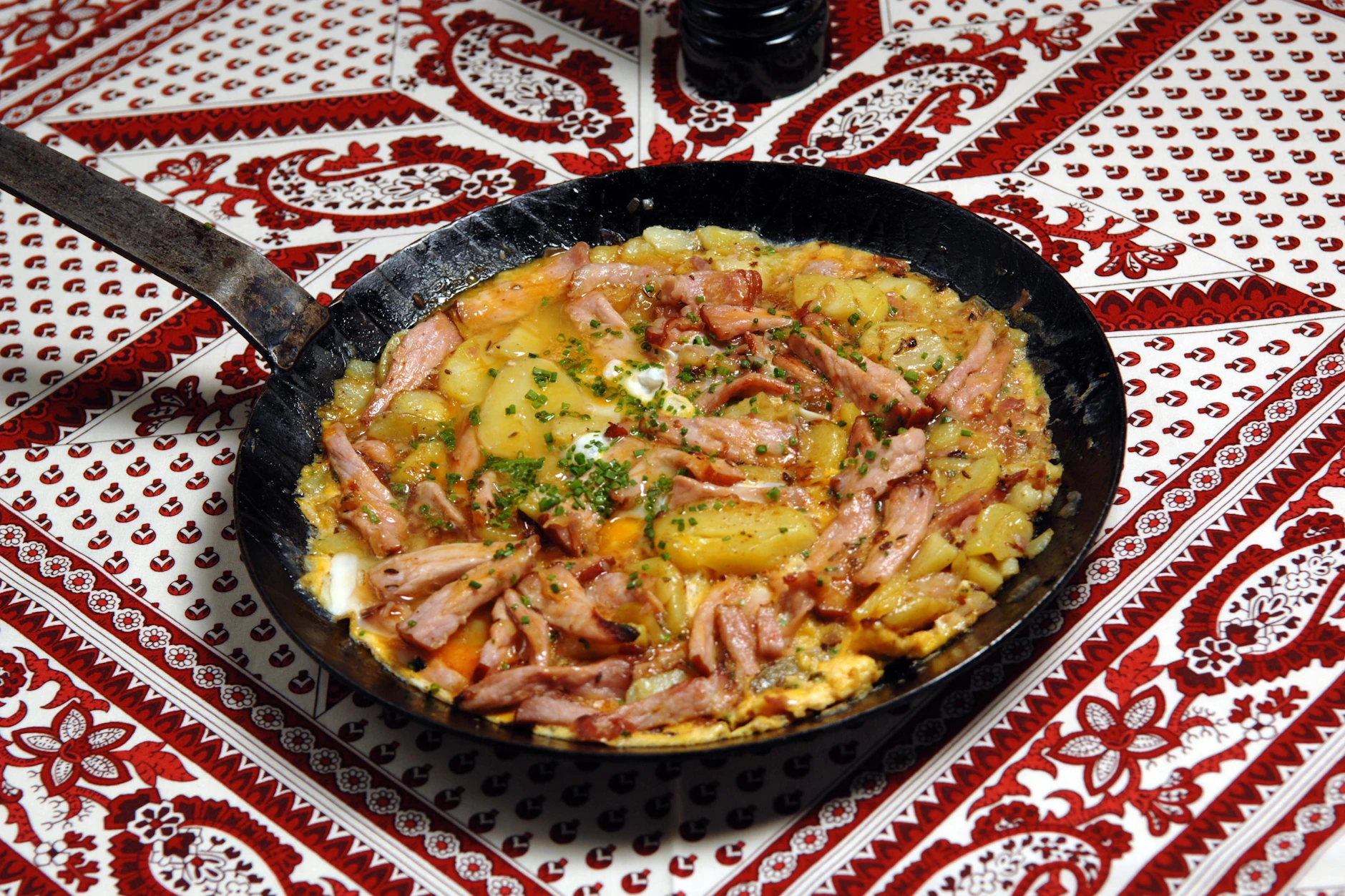 Die Junggesellenpfanne erinnert an „Hoppel Poppel“, ein klassisches Resteessen aus der DDR.