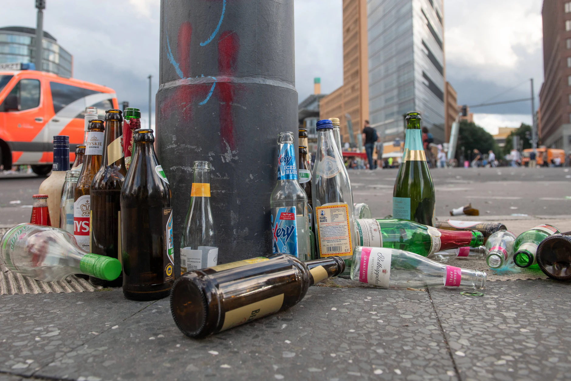 So sieht es überall in Berlin aus: Glasflaschen mit wenig Pfand, die keiner ordnungsgemäß zurückgeben will.
