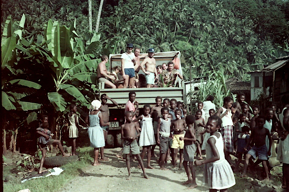 Das Nagema-Baustellenkollektiv auf Wochenendausflug auf der Insel São Tomé. Die Autorin sitzt links hinten auf der Lkw-Ladefläche.