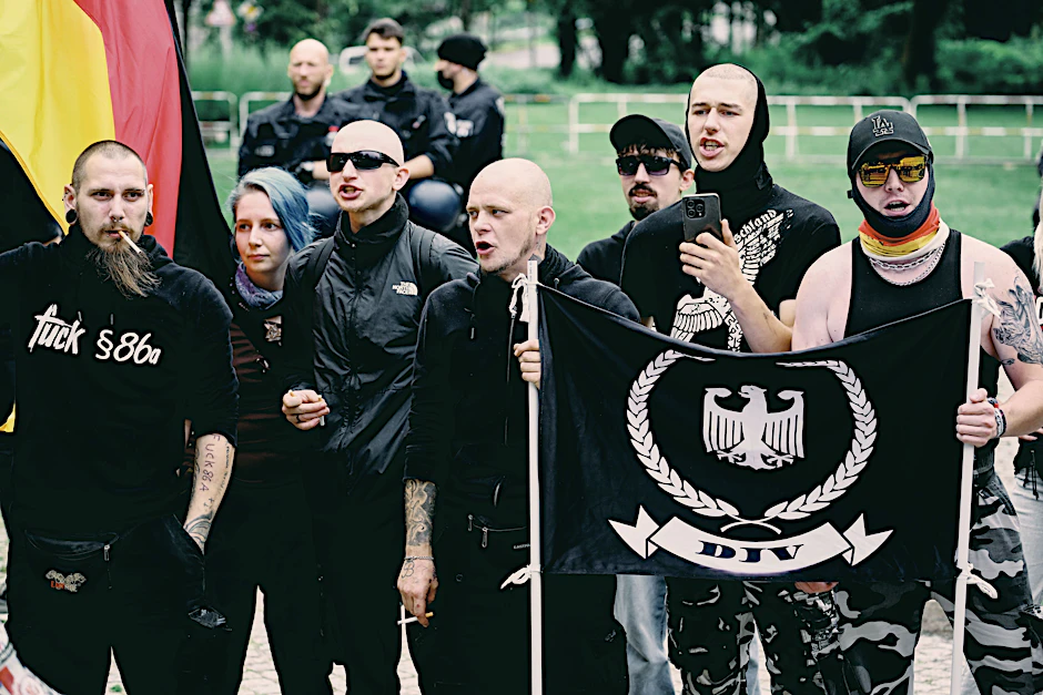 Neonazis am Rande der CSD-Demonstration in Berlin.