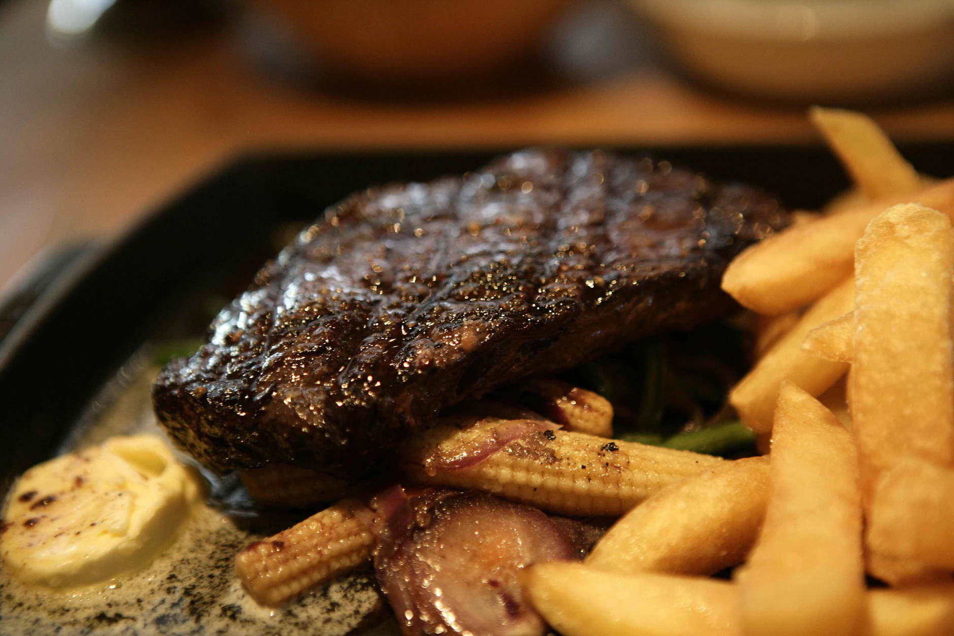 Wal-Steak mit Pommes Frites und Minimaiskolben. Der Unterschied zu einem Rinderfilet ist auf den ersten Blick nicht zu erkennen.