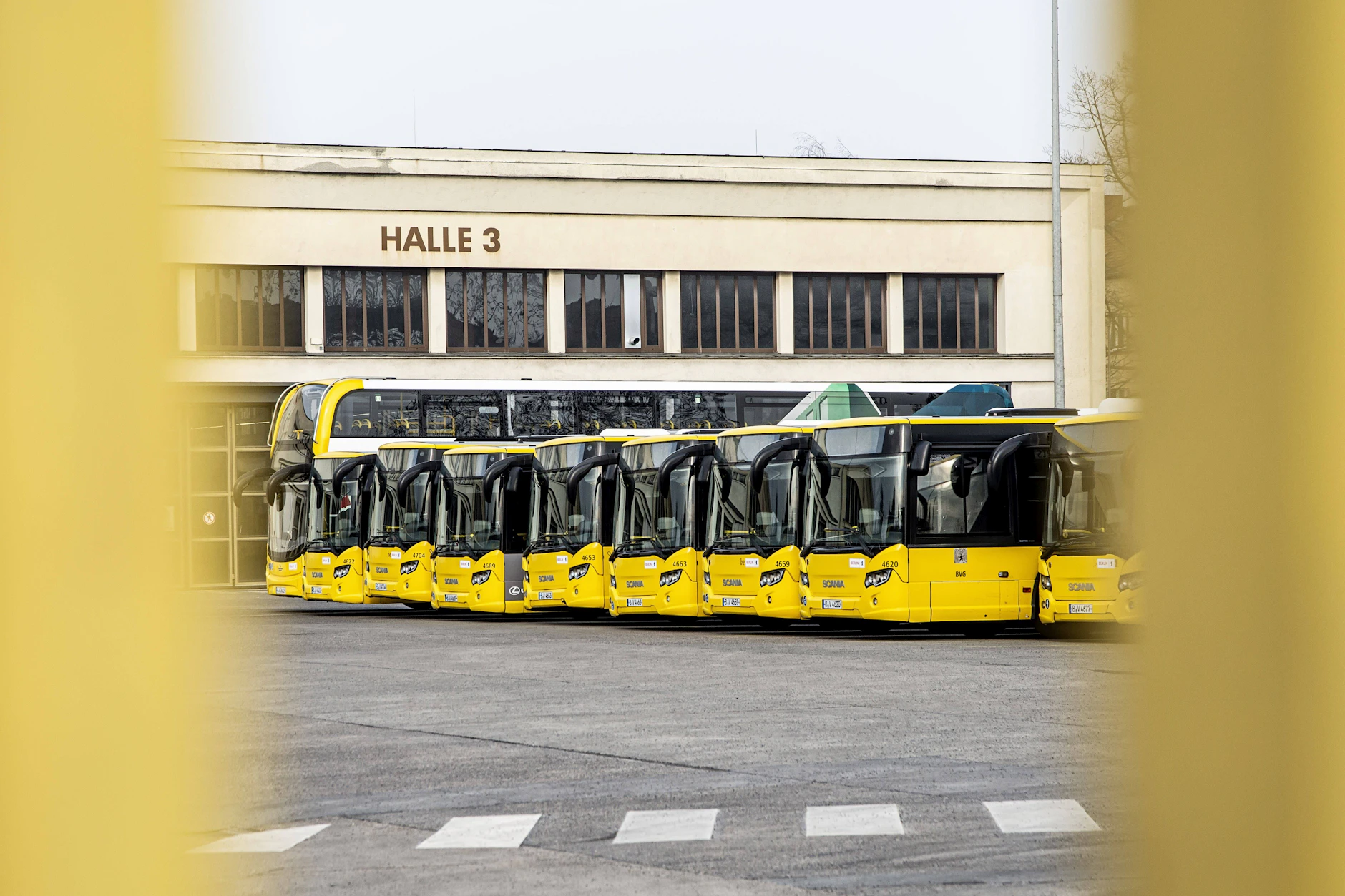 Für längere BVG-Busse müsste der Betriebshof in Spandau angepasst werden. Doch der Zeitplan wird knapp.