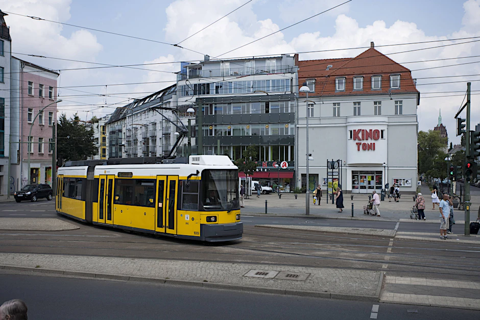 Eine Straßenbahn der Linie 12 biegt am Antonplatz in Berlin-Weißensee ab.