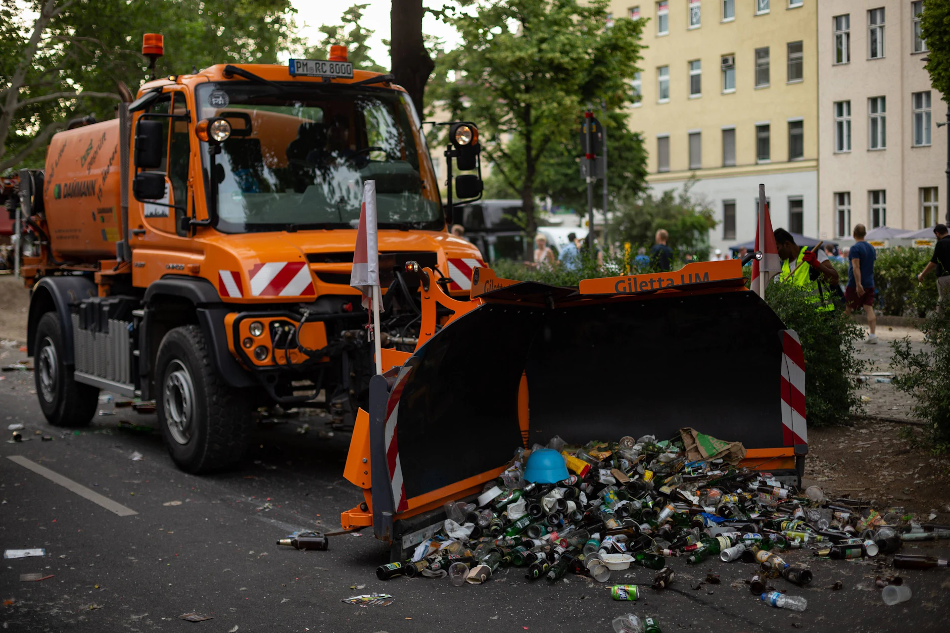 Auch die BSR würde von einem höheren Flaschenpfand und weniger Glasmüll profitieren.