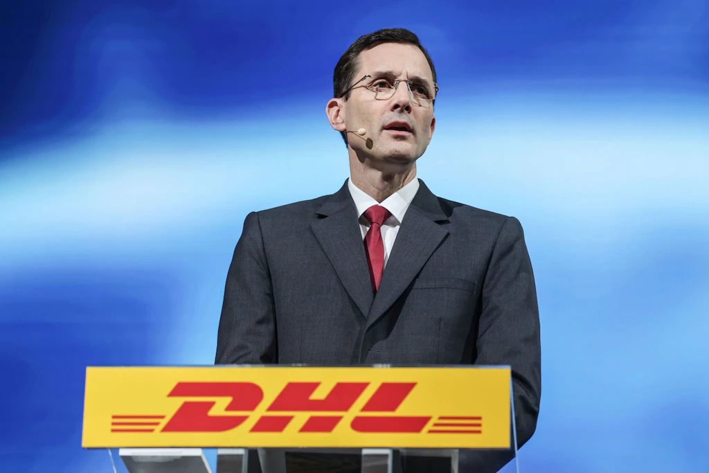 DHL-Konzernchef Tobias Meyer auf der Hauptversammlung am 5. Mai 2026 in Bonn – er begründete die Umbenennung mit der globalen Ausrichtung des Konzerns.