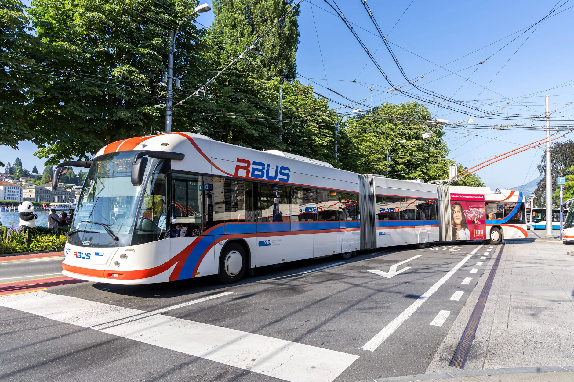 In Luzern (Schweiz) fahren diese Doppelgelenkbusse vom Typ Hess lighTram 4 bereits herum.