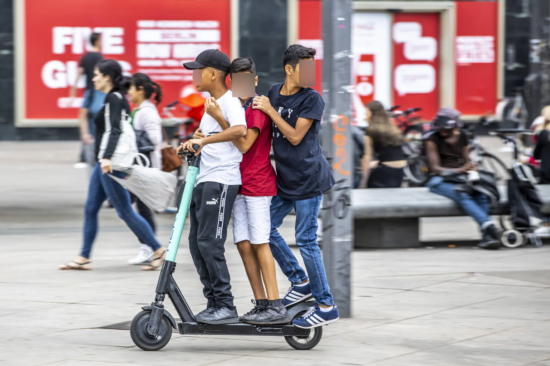 Ein häufiges Bild in Berlin: Mehrere Jugendliche auf einem E-Scooter. Die Verletzungsgefahr hier ist groß.
